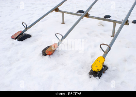 Park-Teeter wankt untätig auf schneebedeckten Boden im winter Stockfoto