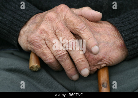 Mittelteil Blick auf senior Mann mit Stock Stockfoto