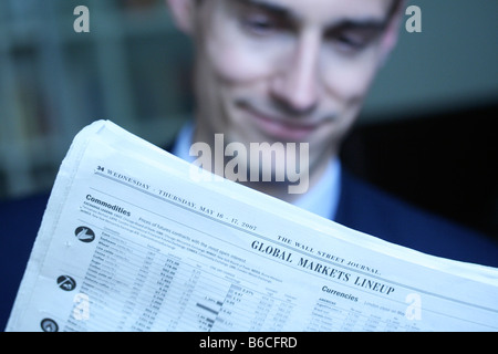 Nahaufnahme der Geschäftsmann lesen Zeitung Stockfoto