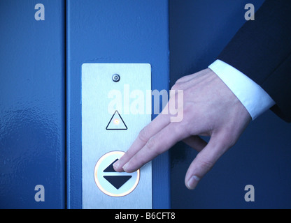 Nahaufnahme des Unternehmer Hand Aufzug-Taste Stockfoto