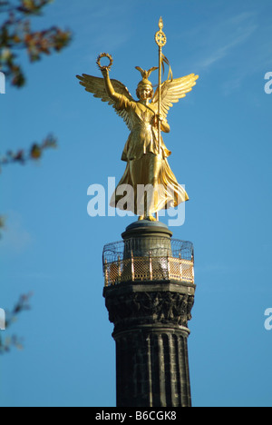 Statue von Engel auf Säule Stockfoto