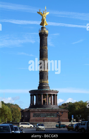 Niedrigen Winkel Ansicht der Statue des Engels auf Spalte Stockfoto