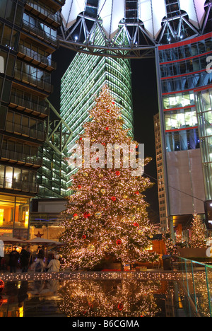 Weihnachtsbaum beleuchtet vor Gebäude Stockfoto