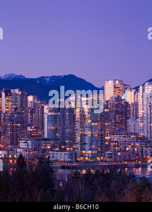 City Skyline und Nord-Küste-Berge in der Dämmerung Vancouver British Columbia Kanada Stockfoto
