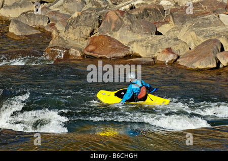 Kajakfahrer mit Hand Paddel zu verhandeln Stromschnellen am Ocoee River im Polk County Tennessee Stockfoto