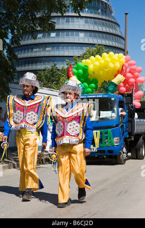 Kostümierte Teilnehmer in einer südamerikanischen Street-Parade in London, England Stockfoto