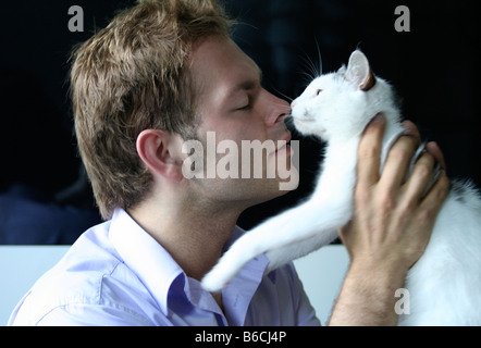 Nahaufnahme der junge Mann spielt mit Katze Stockfoto