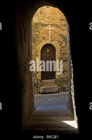 Gasse, St. Guilhem le Desert, Languedoc-Roussillon, Frankreich Stockfoto