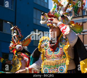 Zwei kostümierten Karneval die teilnehmenden auf einer Straße in London, England Stockfoto