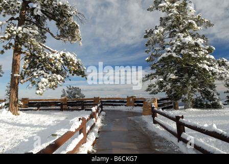 Winter bei einem Aussichtspunkt im Bryce-Canyon-Nationalpark Stockfoto