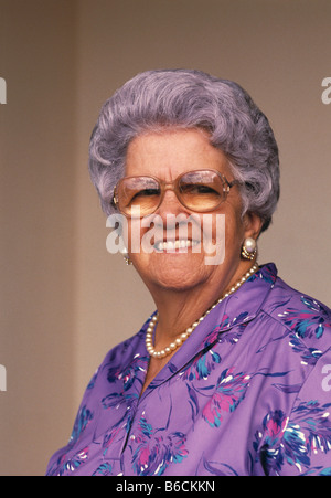 ältere Frau lächelnd Porträt Stockfoto