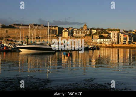 Die Barbakane in Plymouth, Devon, mit Königin Anne Batterie Marina im Vordergrund. Stockfoto