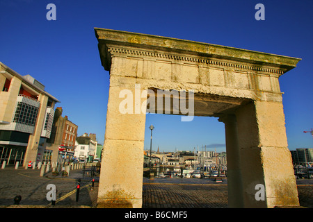 Den Torbogen der Mayflower Schritte auf die Barbican in Plymouth, Devon. Stockfoto