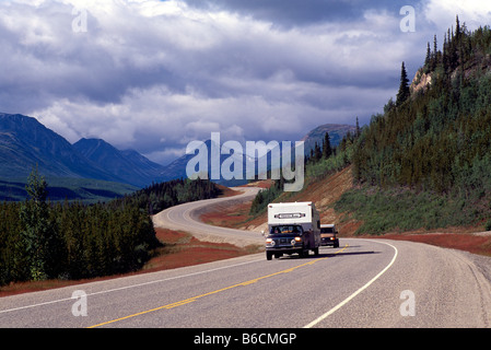 Alaska Highway schlängelt sich durch die Cassiar Mountains und borealen Wald, Yukonterritorium, Kanada Stockfoto