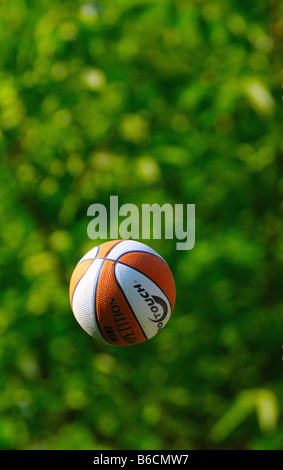 Nahaufnahme der Fußball in Luft Stockfoto