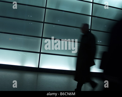 Silhouette der Person zu Fuß im Tunnel Potsdamer Platz, Berlin Deutschland Stockfoto