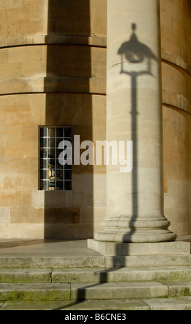 Alle Seelen Schatten: Gas Straßenlaterne und Spalte auf Veranda aller Seelen Kirche Langham Place, London Stockfoto