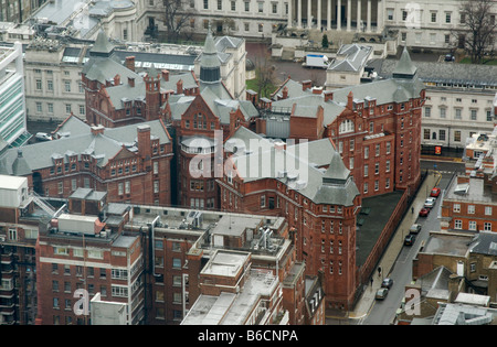 Schräge Luftaufnahme der kreuzförmige Gebäude: ungewöhnliche kreuzförmige Flügel des University College Hospital in London, England Stockfoto