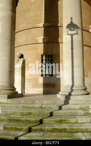 Büste des Architekten John Nash und Schatten Gas Straßenlaterne auf der Veranda des All Souls church Langham Place, London Stockfoto