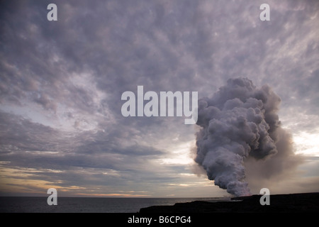 Rauch Balg eines viele Vulkanschlote in Hawaii-Volcanoes-Nationalpark (die große Insel). Stockfoto