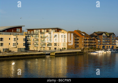 Der Fluss Themse durch moderne Riverside Waterfront Apartments Hampton Wick Stockfoto