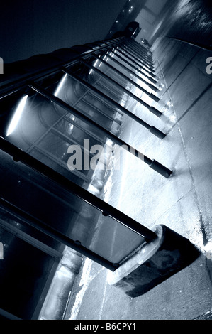 Öffentliche Transitway in einer nebligen Nacht. Stockfoto
