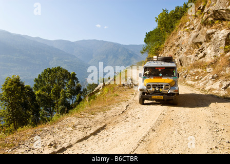 Ein Jeep auf einer staubigen Bergstraße zwischen Dentam und Gayzing, Sikkim, Indien Stockfoto