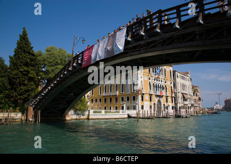 Touristen stehen auf Brücke über den Kanal, Veneto, Venedig, Italien Stockfoto