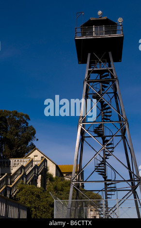 Niedrigen Winkel Ansicht des Wachturms, Alcatraz Island, San Francisco Bay, Kalifornien, USA Stockfoto