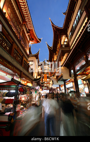 Touristen am Markt, Yuyuan Garten Bazaar, Shanghai, China Stockfoto