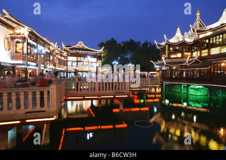 Touristen am Markt, Yuyuan Garten Bazaar, Shanghai, China Stockfoto