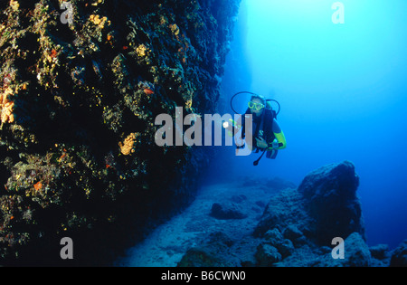 Taucher erkunden unter dem Meer, Grotte, Insel Korfu, Griechenland Stockfoto