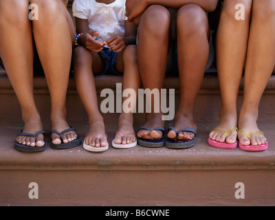 Nahaufnahme von der Familie Füße in Flip flops Stockfoto