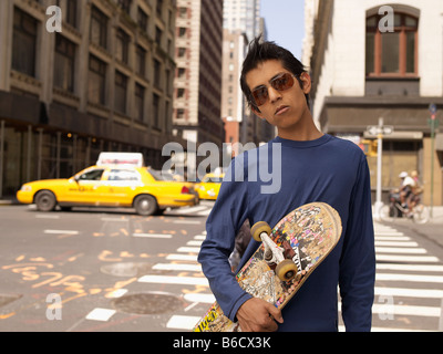 Inder Stadt Straße Holding Skateboard Stockfoto