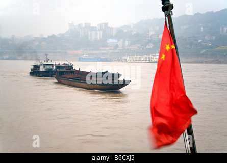 CHINA, YANGTZE RIVER: Leuchtend rote Flagge der Republik China fliegt in den dicken Luftverschmutzung, die die Sicht verdeckt Stockfoto