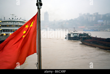 CHINA, YANGTZE RIVER: Leuchtend rote Flagge der Republik China fliegt in den dicken Luftverschmutzung, die die Sicht verdeckt Stockfoto