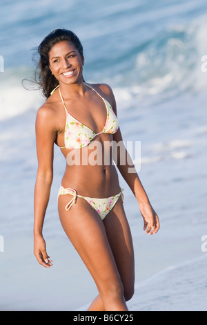 Hispanic Frau im Bikini am Strand Stockfoto