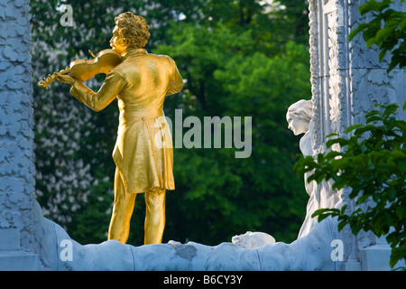 Goldene Statue des Musikers Johann Strauß im Stadtpark, Wien, Österreich Stockfoto