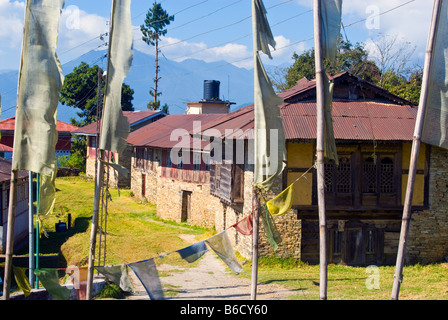 Gebetsfahnen und Mönche Unterkunft im Pemayangtsi Kloster, Sikkim, Indien Stockfoto