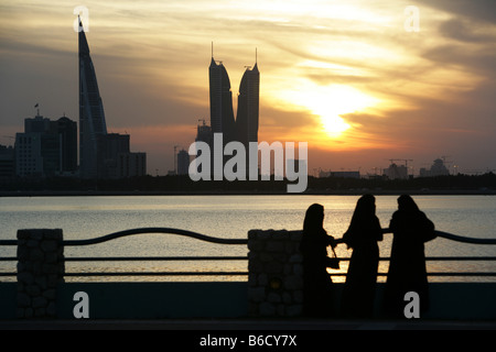 BRN, Bahrain: Skyline von Manama gesehen von der Corniche an der König-Faisal-Autobahn. Stockfoto