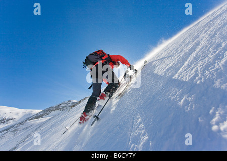 Rückansicht des Skifahrers schneebedeckter Berg mit Skiern, Knallstein, Tennengebirge, Tennengau, Salzburg, Österreich Stockfoto