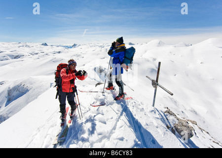 Überqueren Sie zwei Skifahrer auf Berg am Gipfel stehen, Knallstein, Tennengebirge, Tennengau, Salzburg, Österreich Stockfoto