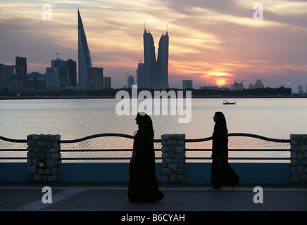 BRN, Bahrain: Skyline von Manama gesehen von der Corniche an der König-Faisal-Autobahn. Stockfoto