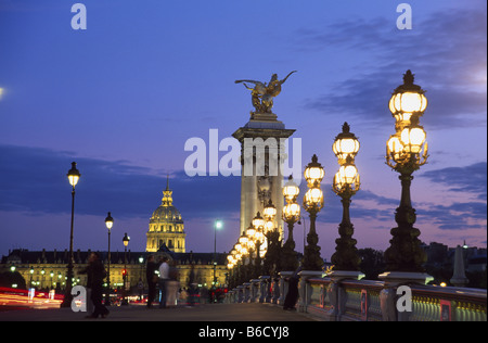 Laternen und Statuen auf der Brücke Pont Alexandre III, Hotel Des Invalides, Paris, Frankreich Stockfoto