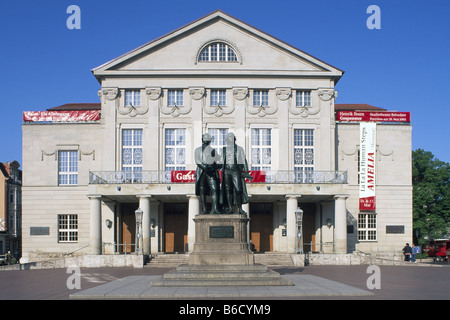 Denkmal für Goethe und Schiller vor Nationaltheater, Weimar, Thüringen, Deutschland Stockfoto