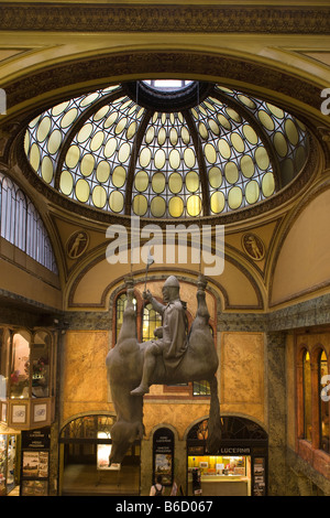 REITER-STATUE DES HEILIGEN WENZEL (©DAVID CERNY 1999) LUCERNA-GANGGALERIE PRAHA TSCHECHISCHE REPUBLIK Stockfoto