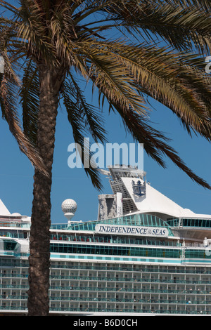 Größte Kreuzfahrtschiff der Welt "Independence Of The Seas" Stockfoto