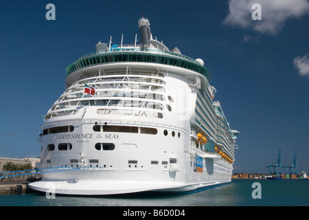 Größte Kreuzfahrtschiff der Welt "Independence Of The Seas" Stockfoto