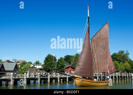 Segelschiff im Dock, Ahrenshoop, Fischland-Darß-Zingst Peninsula, Mecklenburg-West Pomerania, Deutschland Stockfoto
