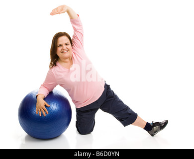 Schöne plus Größe Modell trainieren mit einem Ball Pilates Ganzkörper isoliert auf weiss Stockfoto